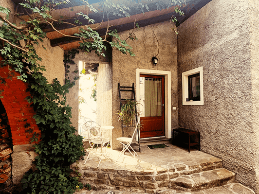 la-citta-invisibile-foto-piana-crixia-esplora_ingresso-casetta-ospiti